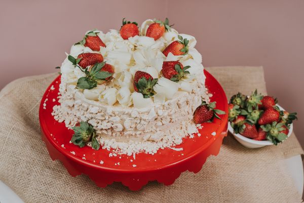 BOLO TORTA DE MORANGO  C/ SUSPIROS